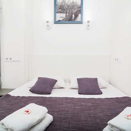 Smart Hotel Rooms Near Metro 24/7 キエフ エクステリア 写真