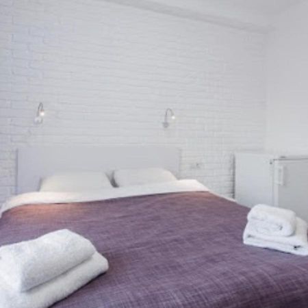 Smart Hotel Rooms Near Metro 24/7 キエフ エクステリア 写真