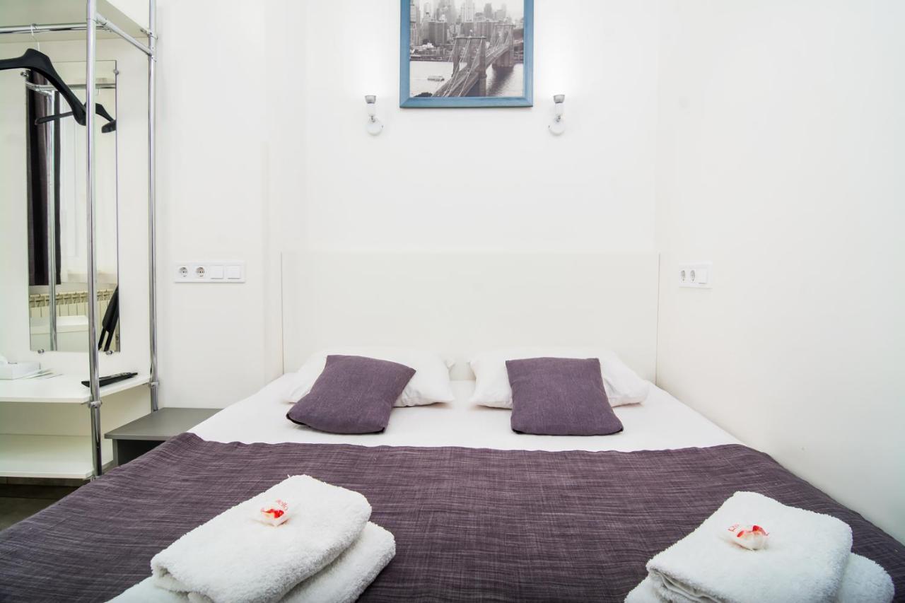 Smart Hotel Rooms Near Metro 24/7 キエフ エクステリア 写真