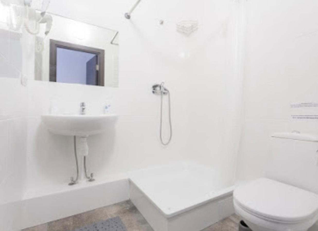 Smart Hotel Rooms Near Metro 24/7 キエフ エクステリア 写真