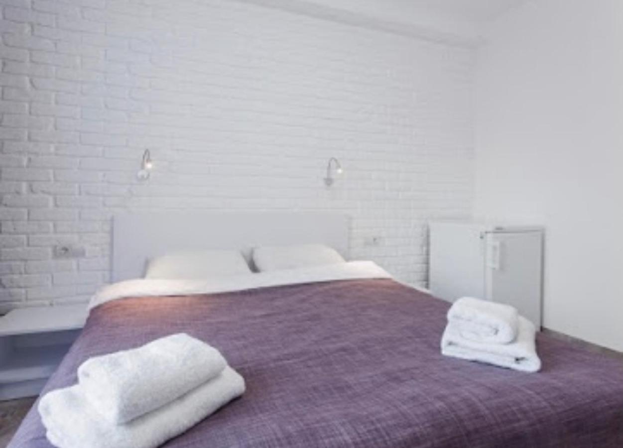 Smart Hotel Rooms Near Metro 24/7 キエフ エクステリア 写真