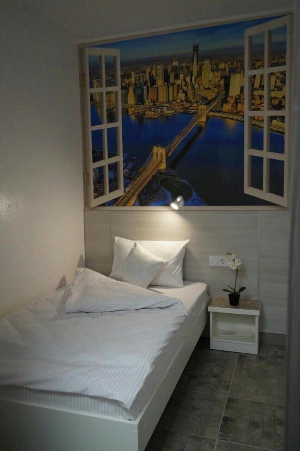 Smart Hotel Rooms Near Metro 24/7 キエフ エクステリア 写真