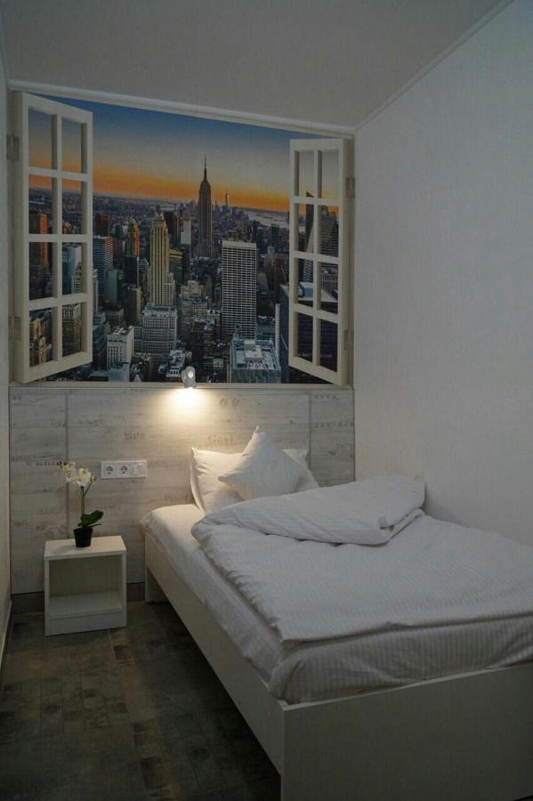 Smart Hotel Rooms Near Metro 24/7 キエフ エクステリア 写真